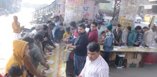 नीलकंठ सेवा समिति ने लगाया विशाल भण्डारा