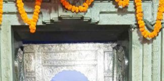 चांदी की पोशाक पहनाकर चारभुजा नाथ के लगाया छप्पन भोग