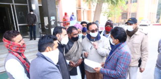 अध्यक्ष एवं सदस्यों का निर्वाचन करवाने की मांग, सौंपा ज्ञापन