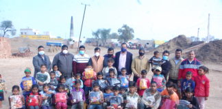 ईंट भट्ठा श्रमिकों के बच्चों को गर्म वस्त्र वितरित, ठंड से होगा बचाव