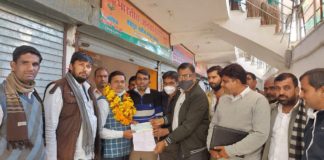 बीजेपी नगर मंडल शाहपुरा ने जिलाध्यक्ष को समर्पण निधि के चेक सोपे।