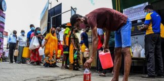 श्रीलंका में आपातकाल लागू: आर्थिक तंगी से बदतर हालात में जनता