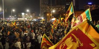 श्रीलंका में बढ़ा गृह युद्ध का खतरा, पूर्व पीएम महिंदा राजपक्षे ने परिवार सहित ली बेस में शरण