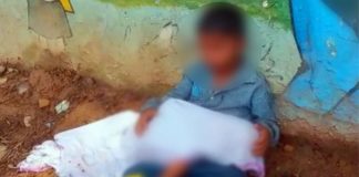 2 साल के भाई की लाश गोद में रखकर मक्खियां भगाता रहा बड़ा भाई, VIDEO वायरल