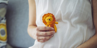 ग्रह-नक्षत्र दिखवाकर प्रेग्नेंट हो रही हैं महिलाएं, ज्योतिषी बताता है कब आना है करीब?