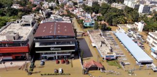 बेंगुलरु में बाढ़, IT कर्मचारी ट्रैक्टरों से ऑफिस जाने को मजबूर, मौसम विभाग का अलर्ट जारी