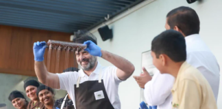 VIDEO: राहुल गांधी ने चॉकलेट खाकर बीजेपी पर किया GST वार, देखें कैसे?