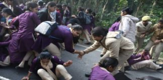 यूपी डायल-112 सेवा की महिला कर्मचारियों ने किया विरोध प्रदर्शन, अखिलेश यादव ने कसा तंज