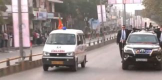 पीएम मोदी ने वाराणसी रोड शो में एंबुलेस के लिए रुकवाया काफिला..VIDEO