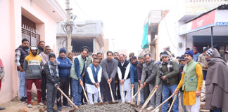 आरसीसी रोड़ के निर्माण कार्य का उद्धाटन किया