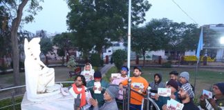 घर घर जाकर पीले चावल व आमंत्रण पत्र का वितरण किया