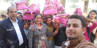 विद्यार्थियों को स्कूली पोशाक का वितरण