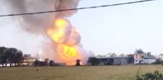 हरदा में पटाखा फैक्ट्री में ब्लास्ट, सड़कों पर लाशें, 60 से ज्यादा घरों में आग, देखें VIDEO