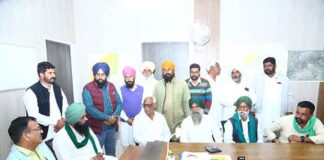 किसानों ने सिंचाई विभाग कार्यालय पर किया प्रदर्शन, नहरों में पर्याप्त पानी की मांग