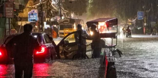 Delhi Weather: दिल्ली-NCR में तेज आंधी के साथ बारिश, गिरे ओले, बिजली गुल, देखें VIDEO