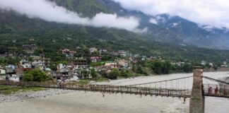 Himachal Weather: हिमाचल की पहली बारिश ने पहाड़ों में मचाई तबाही, देखिए VIDEO