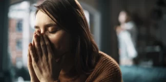 Breakup के बाद रो-रोकर बीत रही हैं रातें? Move On करने के लिए तुरंत करें ये 4 काम