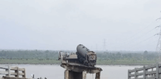 Vadodara Bridge Collapse: गुजरात में पुल टूटा, गाड़ियां नदी में गिरीं, 9 मौत, कई घायल, देखें VIDEO