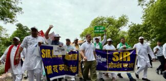 कैसा लोकतंत्र? वोटर वेरिफिकेशन के खिलाफ विपक्ष का मार्च, राहुल-प्रियंका हिरासत में