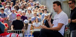 डोनाल्ड ट्रंप के करीबी चार्ली कर्क की हुई हत्या, गर्दन पर मारी गोली, देखें VIDEO