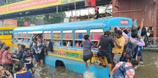 रातोंरात कोलकाता में कैसे आई बाढ़, कई पूजा पंडाल खराब, मेट्रो-ट्रेन सेवा ठप, 7 की मौत, देखिए तस्वीर
