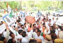 रसोई गैस की बढ़ती कीमतों के विरोध में कांग्रेस का अनोखा प्रदर्शन