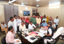 जिला परिषद कार्यालय पर प्रदर्शन, समस्याओं को लेकर सीईओ को सौंपा ज्ञापन