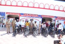 सड़क सुरक्षा को बढ़ावा, 50 बाइक चालकों को बांटे गए हेलमेट