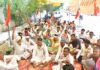 मजदूर को झूठे एनडीपीएस मामले में फंसाने का आरोप, एसपी कार्यालय के बाहर धरना