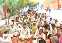 मजदूर को झूठे एनडीपीएस मामले में फंसाने का आरोप, एसपी कार्यालय के बाहर धरना