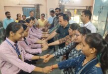 रक्षाबंधन पर विद्यार्थियों ने पुलिस व शिक्षा विभाग के अधिकारियों को बांधी राखी