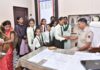 अल्फ्रेड नोबेल सेकेंडरी स्कूल के विद्यार्थियों ने पुलिसकर्मियों को बांधी राखी