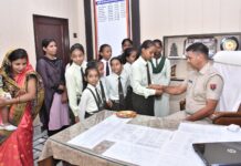 अल्फ्रेड नोबेल सेकेंडरी स्कूल के विद्यार्थियों ने पुलिसकर्मियों को बांधी राखी