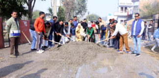 पार्क के चारों तरफ बनने वाली सीसी सड़क का निर्माण शुरू
