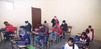 कोविड-19 की पालना करते हुए 10 माह बाद स्कूलों में रोनक पुनः लोटी