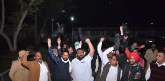 भाजपा सांसद राहुल कस्वां के हनुमानगढ़ जिला कलेक्ट्रेट पहुंचने पर किसानों ने काले झंडे लहराकर किया जबरदस्त विरोध