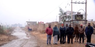 गन्दे पानी का तलाब बनने को लेकर ग्रामीणें ने किया प्रदर्शन