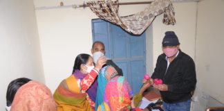 आप कार्यकर्ताओ ने महिला थाना डीओ को फूल भेंट कर जताया विरोध