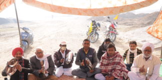 केन्द्र सरकार को जगाने के लिए थाली बजाकर किया प्रदर्शन