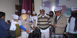 बलि का बकरा किसान ही क्यों ? आप कार्यकर्ताओ ने बकरे के साथ बैंक सचिव कार्यालय में किया प्रदर्शन