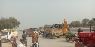 बेरा ग्राम वासियों ने अंडर ब्रिज की मांग को लेकर सिक्स लाइन का कार्य रुकवाया