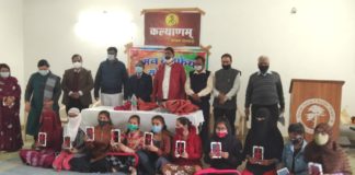 मेधावी छात्राओं को टेबलेट वितरित