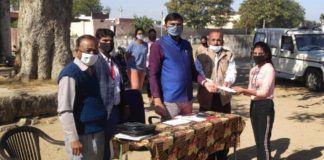 छात्र छात्राओ को दिया छात्रवृति राशि का चैक