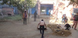 लॉक डाउन से बंद पड़ा उच्च प्राथमिक विद्यालय में अपार गंदगी का अंबार,युवाओं ने की साफ सफाई।