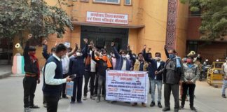 चंबल प्रोजेक्ट श्रमिकों ने दी धरने की चेतावनी, कलेक्टर को ज्ञापन सौंपा