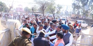 किसानों ने चीफ इंजीनियर कार्यालय के आगे लगाया धरना