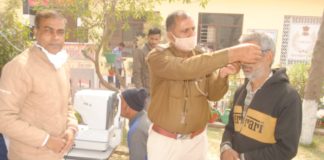 वाहन चालको की नेत्र जांच के लिए लगाया शिविर