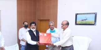 12 हजार 700 पौधे लगाने पर बुके व स्मृति चिन्ह देकर सम्मानित किया