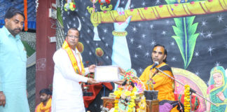 यजमानों द्वारा विधिवत भागवत जी की पूजा अर्चना करवाई