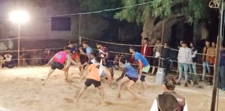कब्बडी प्रतियोगिता में दिखाया खिलाड़ियों ने दमखम , दर्शक तालियां बजाकर उत्साहवर्धन ।